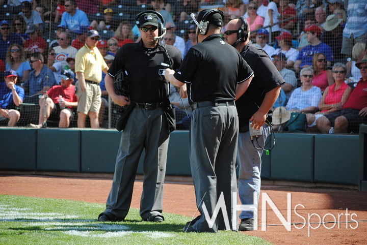 (메이저리그 심판들이 경기 중 비디오판독을 진행하고 있다)