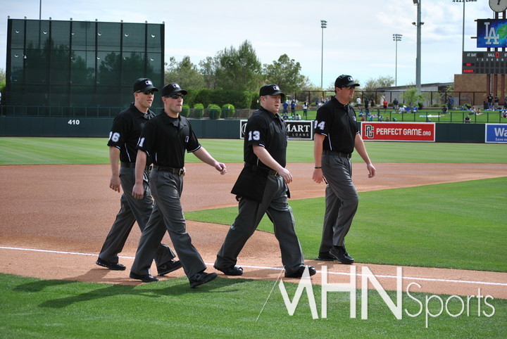 (메이저리그 심판들이 경기를 앞두고 홈프레이트 쪽으로 이동하고 있다)