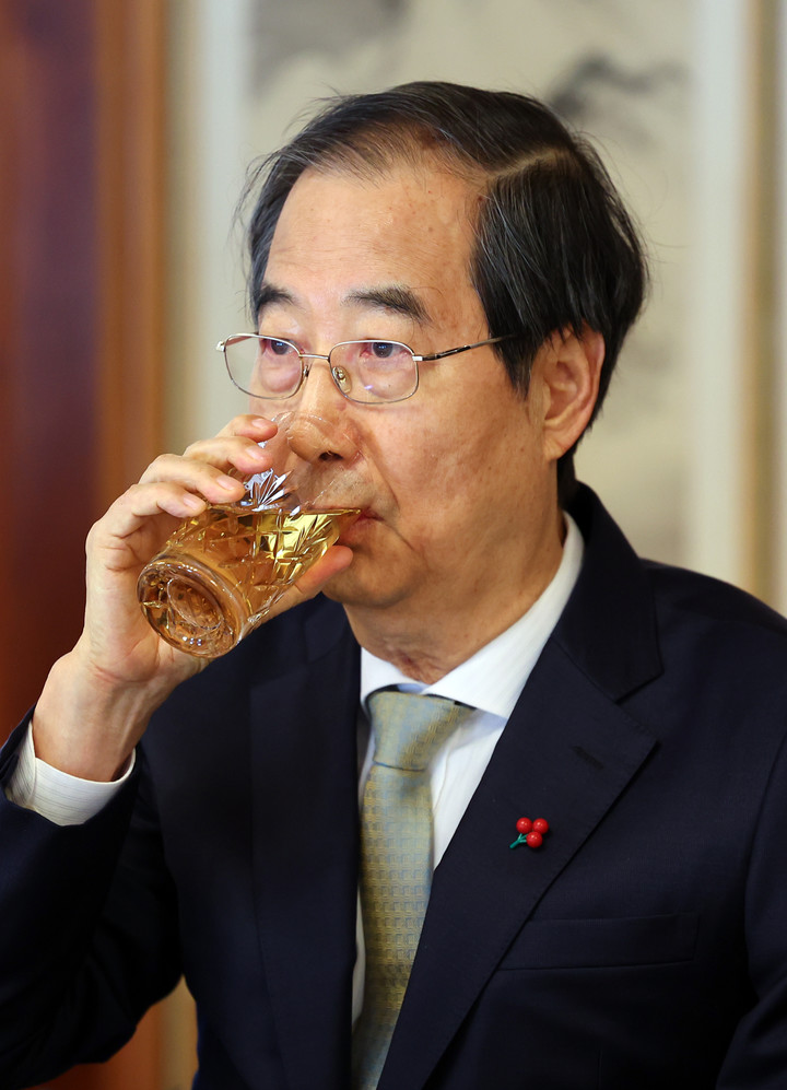 24일 서울 삼청동 총리 공관에서 열린 '서울재팬클럽 오찬 간담회'에서 물을 마시고 있는 한덕수 국무총리