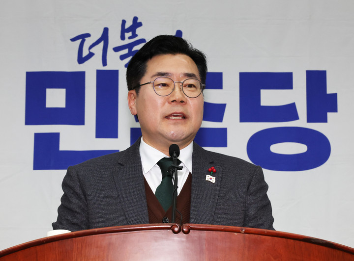 24일 서울 여의도 국회에서 열린 의원총회에서 발언하고 있는 박찬대 더불어민주당 원내대표