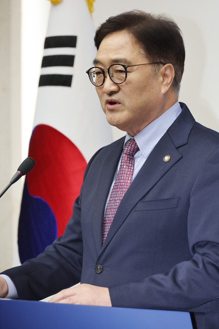 24일 서울 여의도 국회에서 기자회견을 열고 발언하고 있는 우원식 국회의장