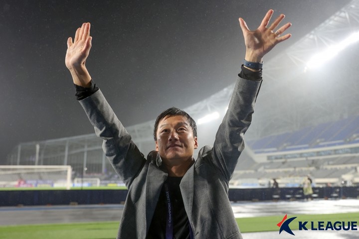 22일 조호르 다룰 탁짐을 상대로 승리를 거둔 뒤 팬들에게 인사를 전하는 광주FC 이정효 감독