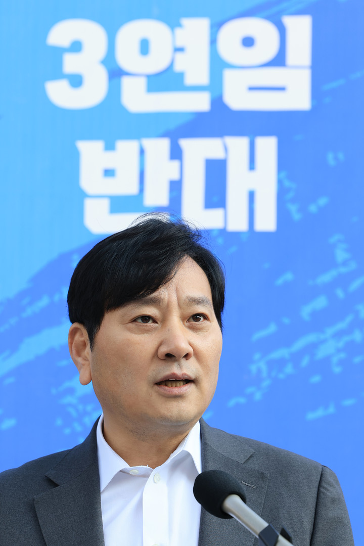박창범 전 대한우슈협회장이 대한체육회 앞에서 기자회견을 열고 이기흥 대한체육회장의 제42대 체육회장 선거 불출마를 요구하고 있는 모습
