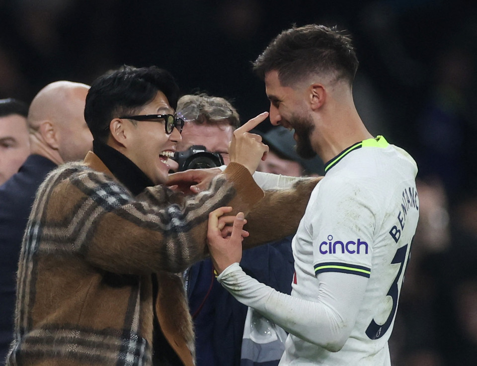 토트넘 홋스퍼의 손흥민(왼쪽)이 12일 영국 런던의 토트넘 홋스퍼 스타디움에서 열린 리즈 유나이티드와의 경기가 끝난 뒤 팀 동료 로드리고 벤탄쿠르를 축하해주고 있다.