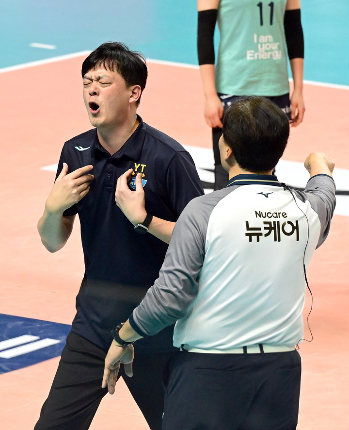 심판진에 항의하는 GS칼텍스 이영택 감독