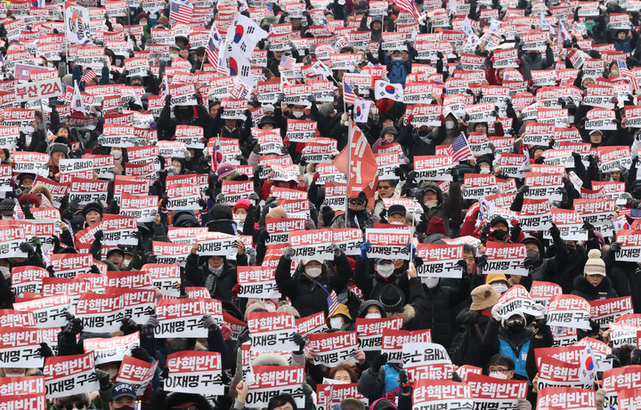 지난 21일 서울 종로구 광화문 동화면세점 앞에서 '대한민국바로세우기국민운동본부' 주최로 열린 대통령 탄핵 반대 집회가 열리고 있다.