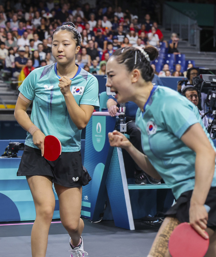 한국 여자 탁구 대표팀 신유빈(좌)-전지희가 승리 후 포효한다