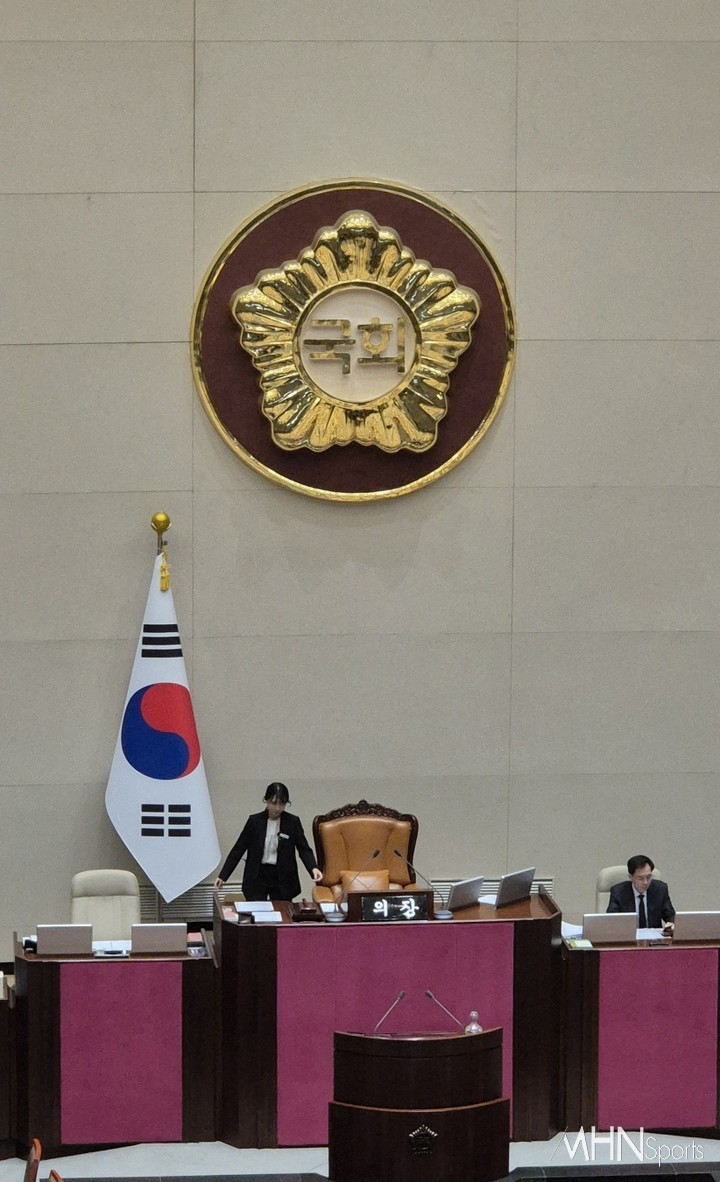 27일 서울 여의도 국회 본회의장 개의에 앞서 분주히 준비 중인 직원들