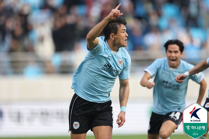 1일 충남아산과 K리그 승강 플레이오프 2차전 연장 전반 득점을 터뜨린 뒤 환호하는 대구FC 이찬동