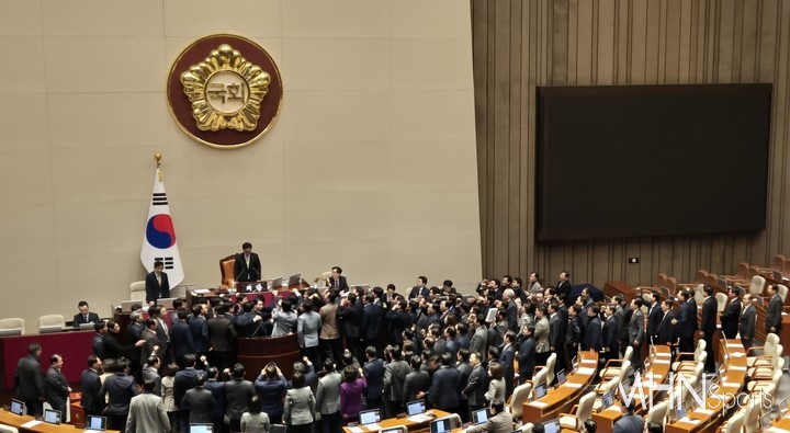 27일 서울 여의도 국회 본회의장에서 우원식 국회의원에 항의하고 있는 국민의힘 의원들