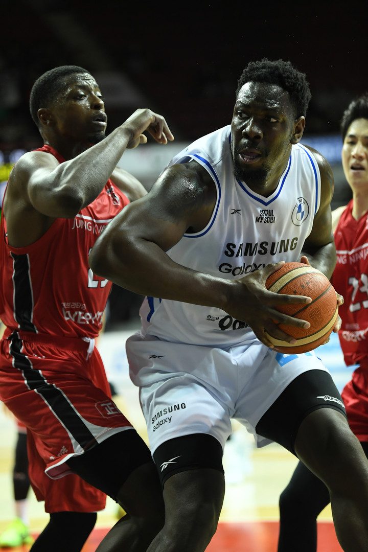 서울 삼성의 코피 코번(오른쪽)