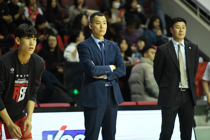 안양 정관장 최승태 코치(가운데)