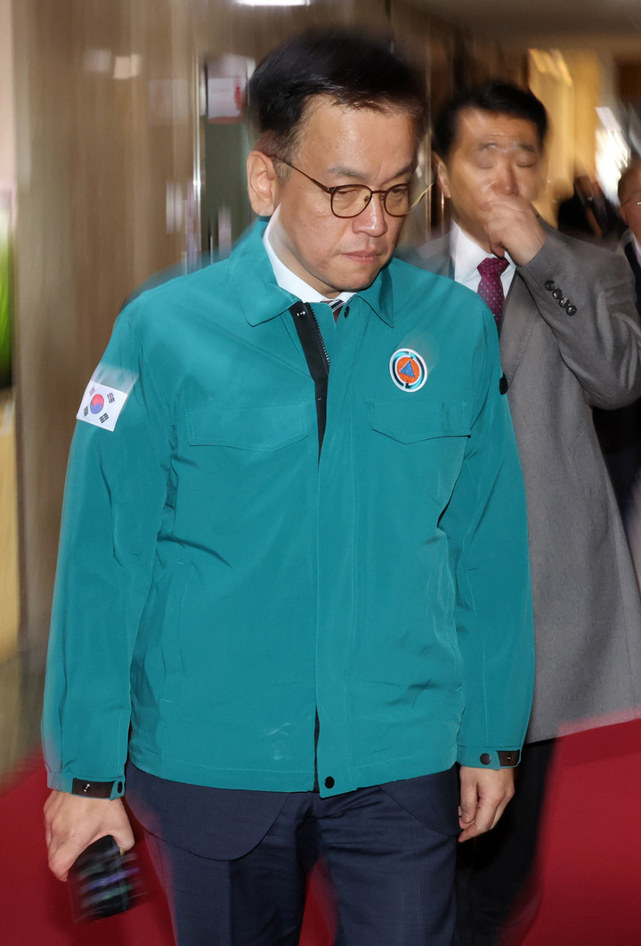 최상목 대통령 권한대행 부총리 겸 기획재정부 장관이 29일 전남 무안공항 항공기 사고 대응을 위해 정부서울청사에서 나오고 있다.