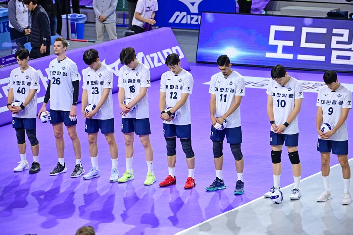 경기 시작 전 묵념에 나선 대한항공 프로배구팀