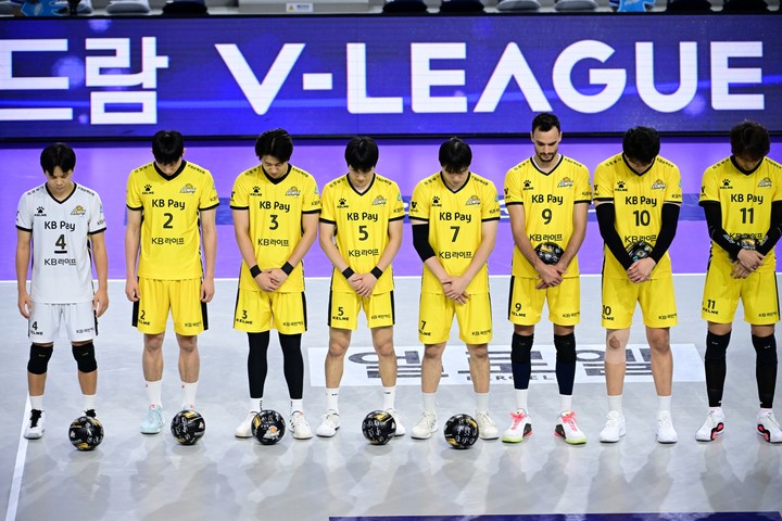 경기 전 묵념에 나선 KB손해보험 프로배구팀