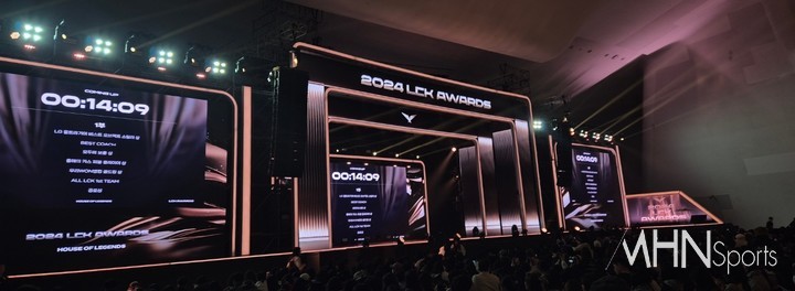 29일 동대문디자인플라자(DDP)에서 열린 ''2024 LCK 어워즈' 시작에 앞서 1부 식순을 공개하고 있다.
