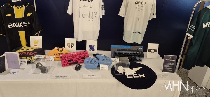 29일 동대문디자인플라자(DDP)에서 열린 '2024 LCK 어워드' 부스에서 LCK 선수들의 애장품이 전시돼 있다.