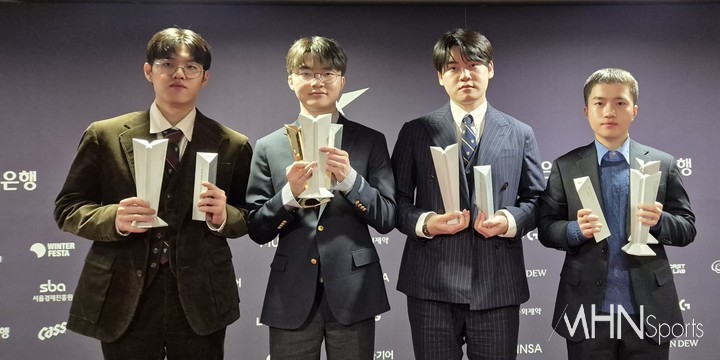 29일 동대문디자인플라자(DDP)에서 열린 '2024 LCK 어워드' 이후 진행된 기자회견에서 기념촬영을 하고 있는 T1 선수들