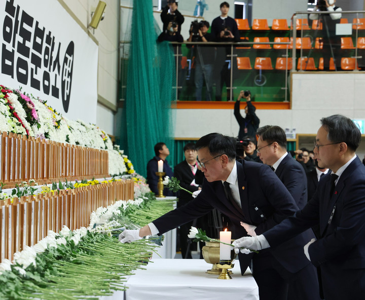 지난 30일 최상목 대통령 권한대행 부총리 겸 기획재정부 장관이 전남 무안 스포츠파크에 마련된 제주항공 여객기 사고 희생자 합동분향소에서 조문하고 있다.