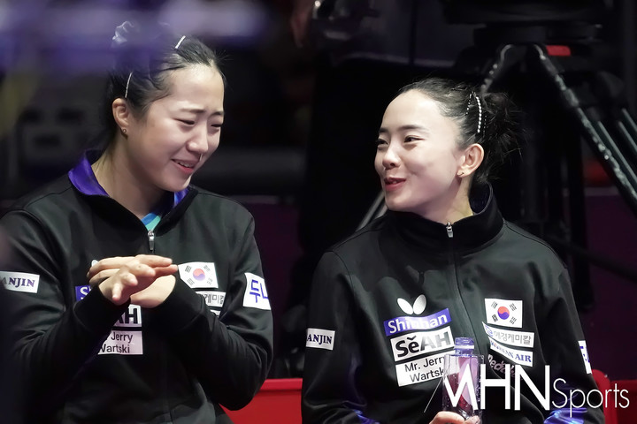 신유빈(좌)-전지희