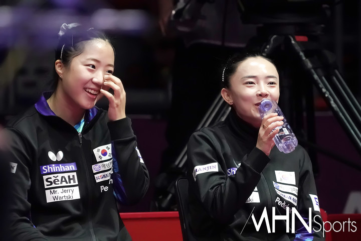 신유빈(좌)-전지희