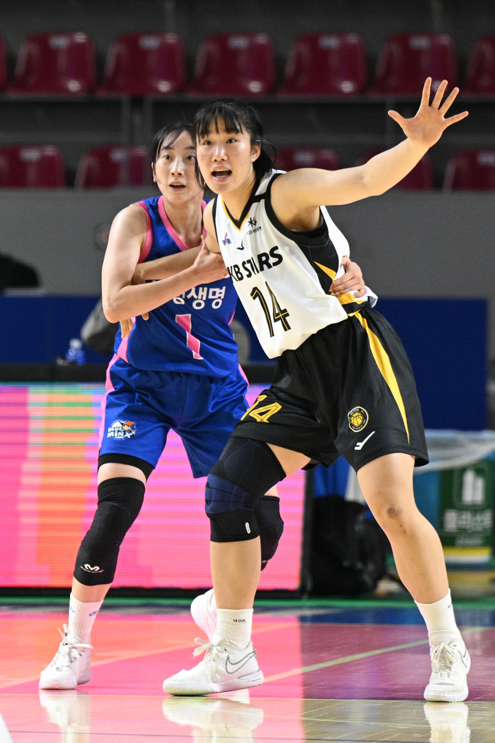 1일 용인실내체육관에서 열린 용인 삼성생명과 경기에 출전한 청주 KB스타즈 송윤하(오른쪽)