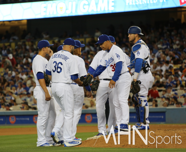  (로버츠 감독이 경기 중 투수교체를 위해 마운드를 방문했다)