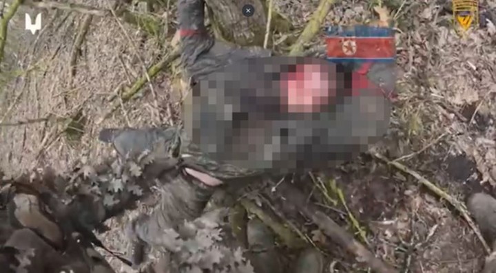 북한군 식별을 위한 표시인 다리에 빨간 테이프를 두른 한 병사의 시신.