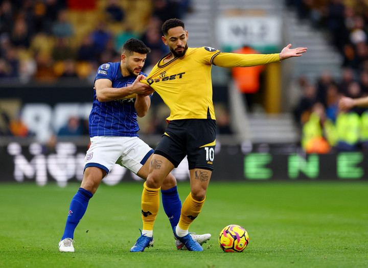 15일 몰리뉴 스타디움에서 열린 입스위치와 경기에 출전한 울버햄튼 원더러스의 마테우스 쿠냐(오른쪽)