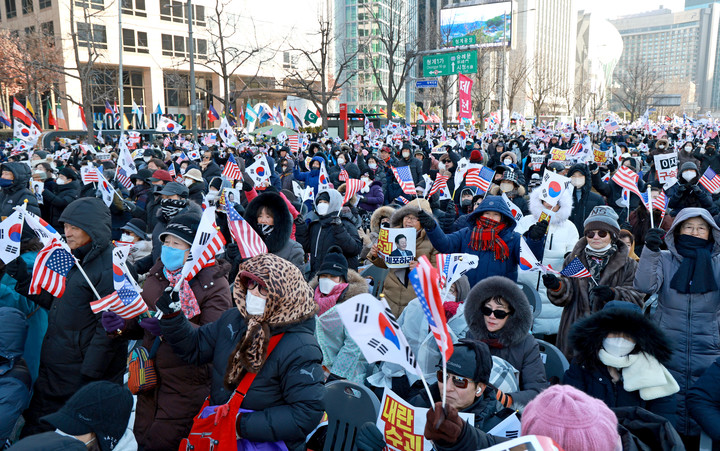 지난해 12월 28일 서울 종로구 광화문 동화면세점 앞에서 열린 윤석열 대통령 탄핵 반대 집회