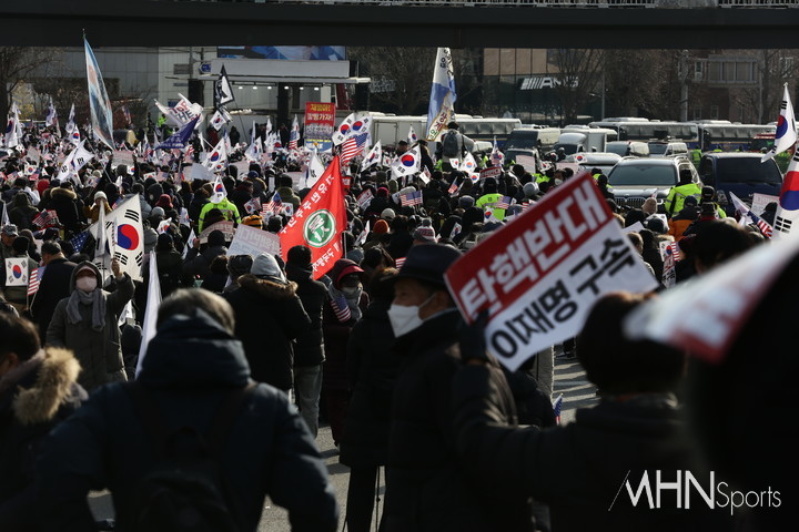 3일 서울 한남동 대통령 관저 앞에서 피켓 등을 들고 항의하고 있는 윤석열 대통령 지지자들