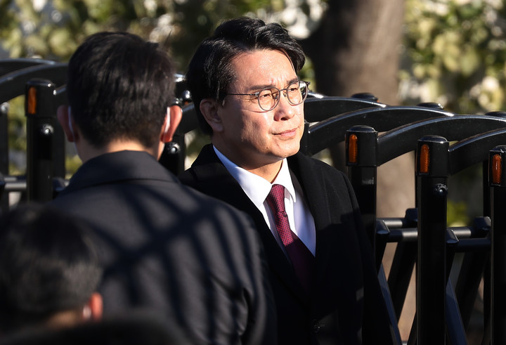 3일 서울 한남동 대통령 관저 앞에 서있는 윤상현 국민의힘 의원