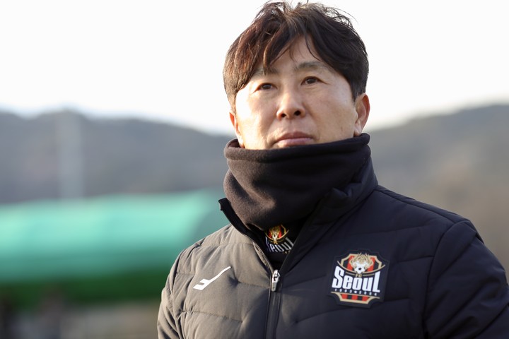 3일 GS챔피언스파크에서 펼쳐진 FC서울 팀 훈련이 진행되는 동안 선수들을 지켜보는 김기동 감독