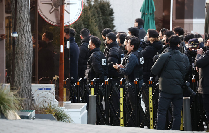3일 서울 한남동 대통령 관저 입구를 통과해 진입하고 있는 고위공직자범죄수사처