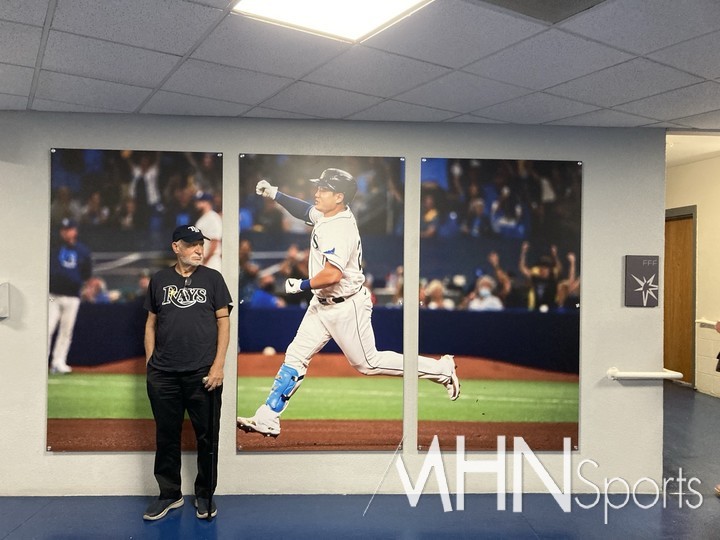 (탬파베이 홈구장 내에 걸려 있는 최지만 사진 앞에서 한 팬이 기념촬영을 하고 있다)