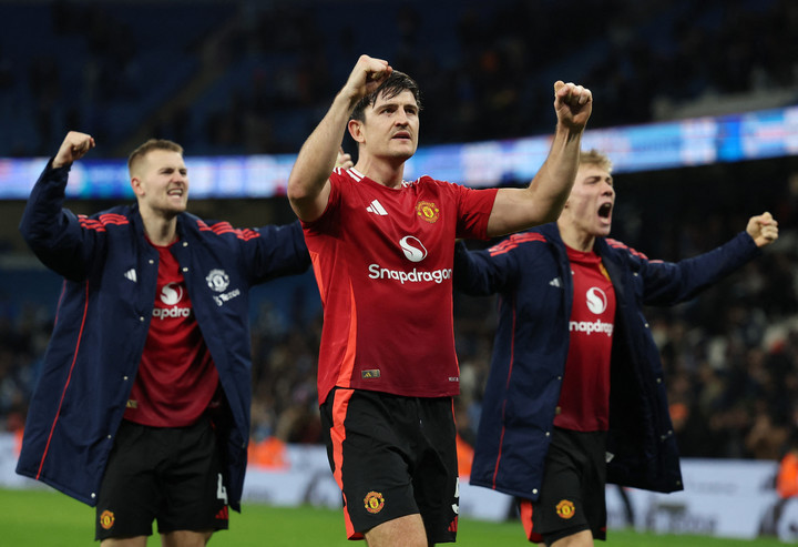 맨체스터 유나이티드의 해리 매과이어(가운데)