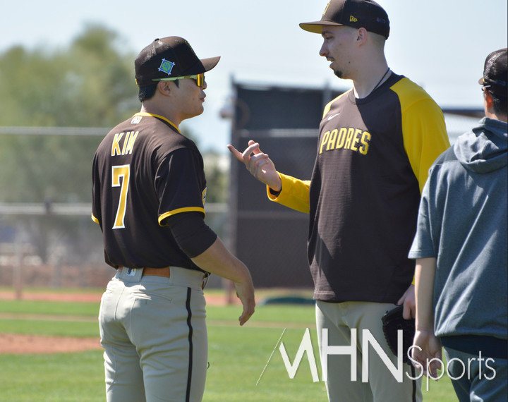 (김하성(왼쪽)과 블레이크 스넬이 샌디에이고 스프링캠프에서 대화를 나누고 있다)