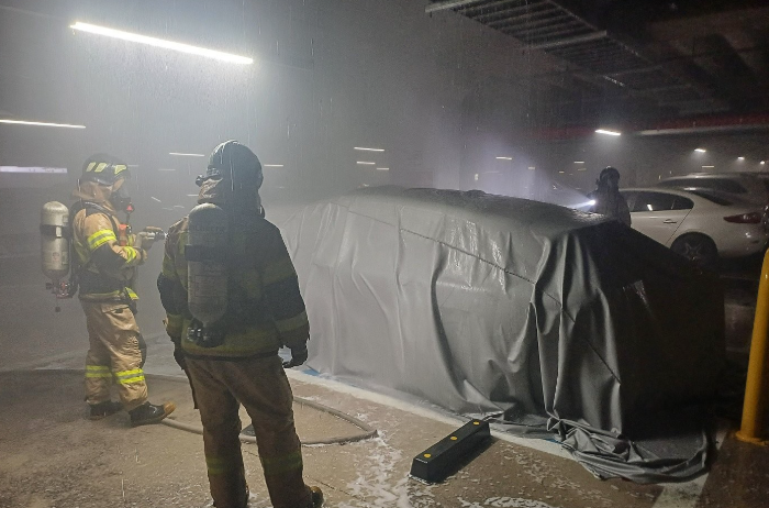 불난 전기차 질식소화포로 덮은 소방대원들 2024.11.14