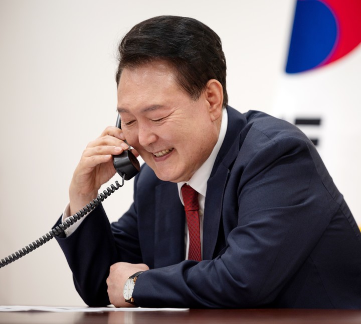 지난해 7월 23일 페트로 피알라 체코 총리와 통화하는 윤석열 대통령