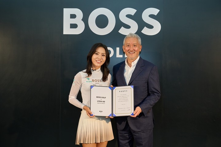 리디아 고와 신재호 보스골프 회장이 6일 열린 조인식에서 포즈를 취하고 있다.