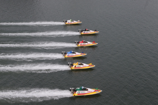 미사리 경정장에서 선수들이 물보라를 일으키며 질주하고 있다.(사진 국민체육진흥공단 제공)