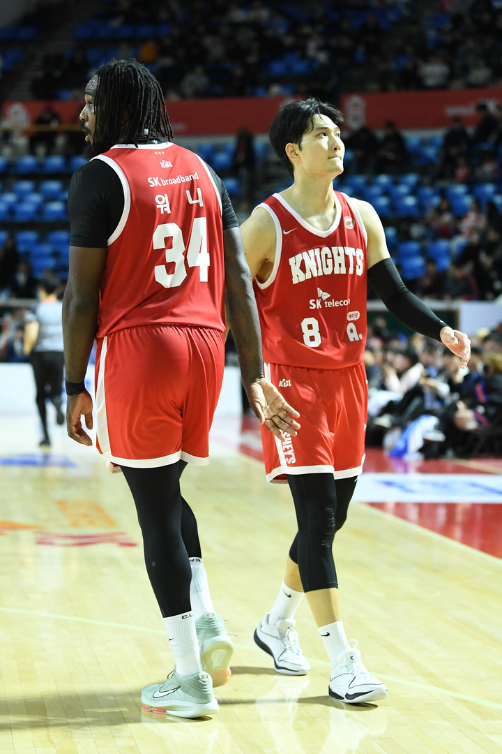 7일 잠실학생체육관에서 열린 대구 한국가스공사와 경기에 출전한 서울 SK 안영준(오른쪽)