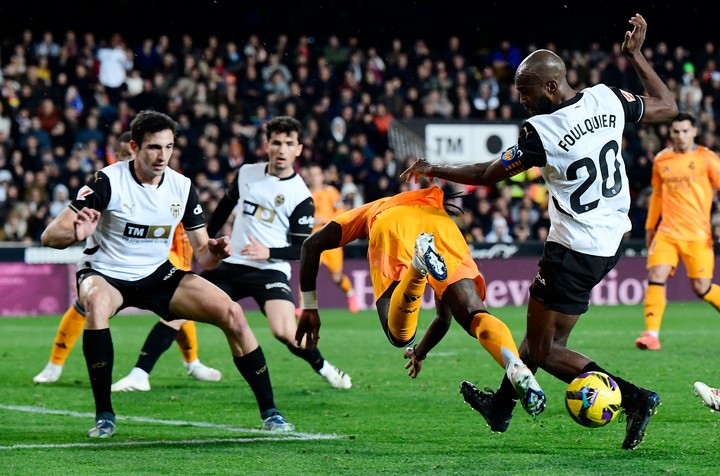 4일 경기 도중 상대 수비수 발에 걸려넘어지는 비니시우스