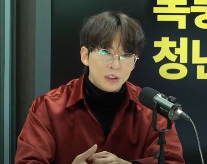 뮤지컬 배우 차강석이 9일 유튜브 '펜앤드마이크TV'의 '허현준의 굿모닝 대한민국'에 출연해 발언하고 있다.