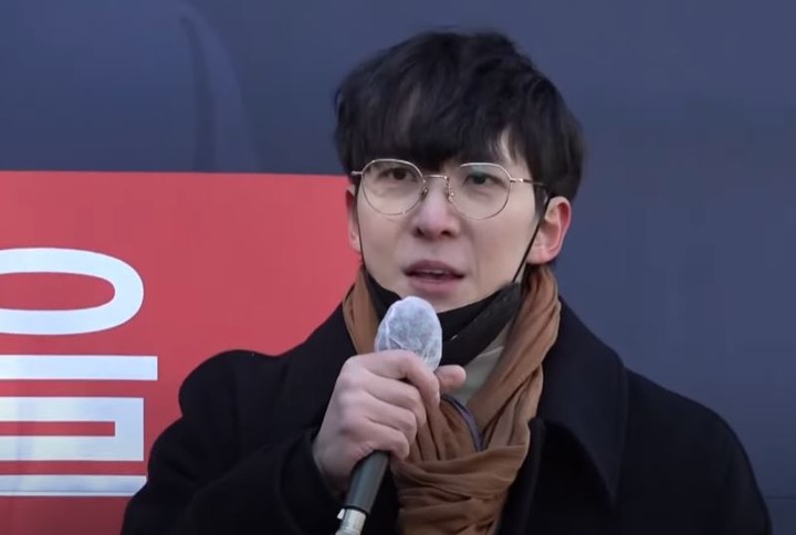 지난해 12월 14일 유튜브 '가로세로연구소'가 주최한 '탄핵소추 의결 저지 국민대회'에 참석해 발언하고 있다.