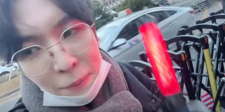 지난 7일 뮤지컬 배우 차강석이 서울 한남동 대통령 관저 앞에서 열린 집회현장을 방문해 빨간 봉을 흔들고 있다.