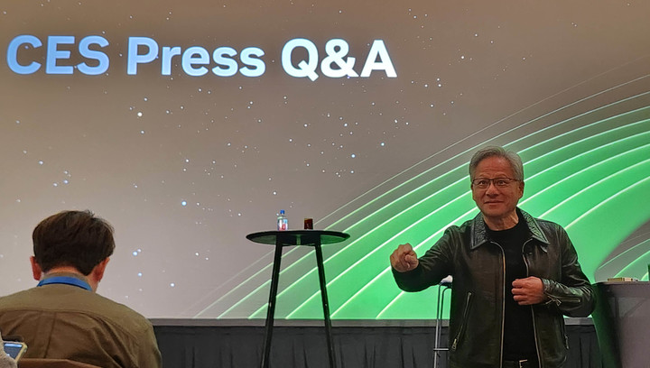 7일(현지시간) 퐁텐블루 호텔에서 열린 글로벌 기자간담회에서 발언하는 젠슨 황 엔비디아 CEO