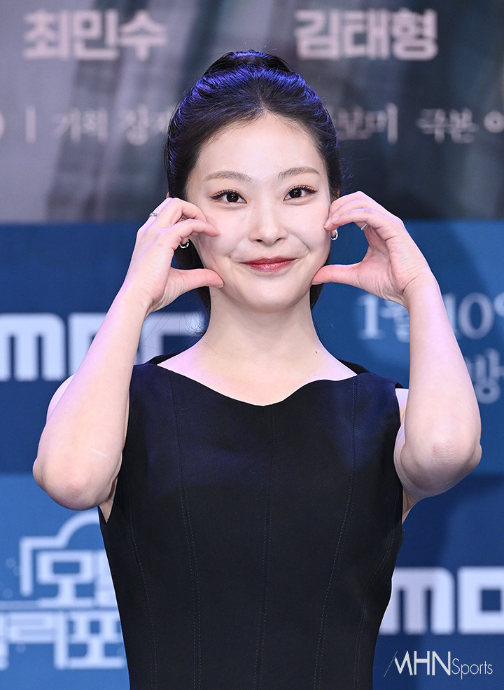 [포토] 최희진 상큼 볼하트 < TV제작발표회 < 포토 < 연예 < 기사본문 - MHN / 엠에이치앤 [포토] 최희진 상큼 볼하트 - MHN / 엠에이치앤