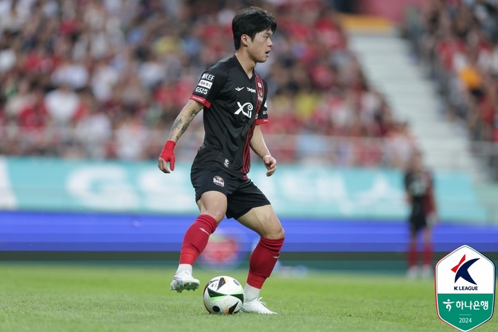 21일 김천상무와 경기에 3선 미드필더로 선발 출전한 FC서울 최준