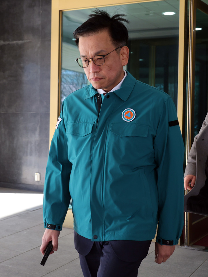 최상목 대통령 권한대행 부총리 겸 기획재정부 장관이 지난해 12월 29일 정부서울청사에서 나오고 있다.